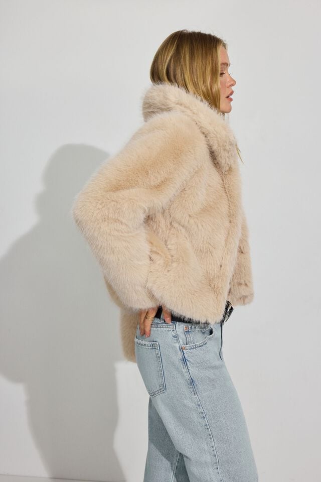Brown Garage Short Faux Fur Women Coat | A-2148670